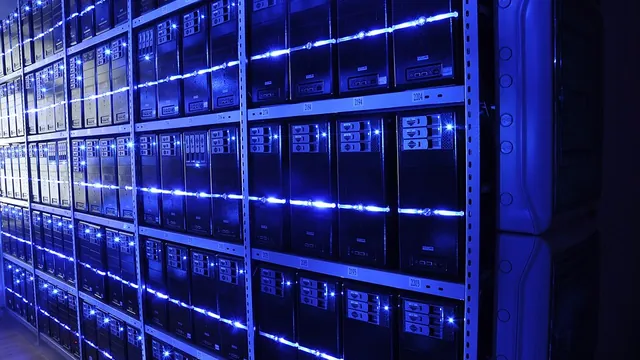 Ряд серверных стоек в помещении центра обработки данных