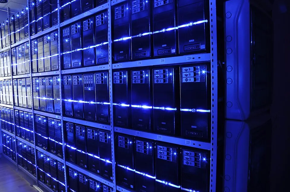 Серверные стойки в помещении BalticServers; фотография показывает оборудование и проходы, а не проектную схему ЦОД.